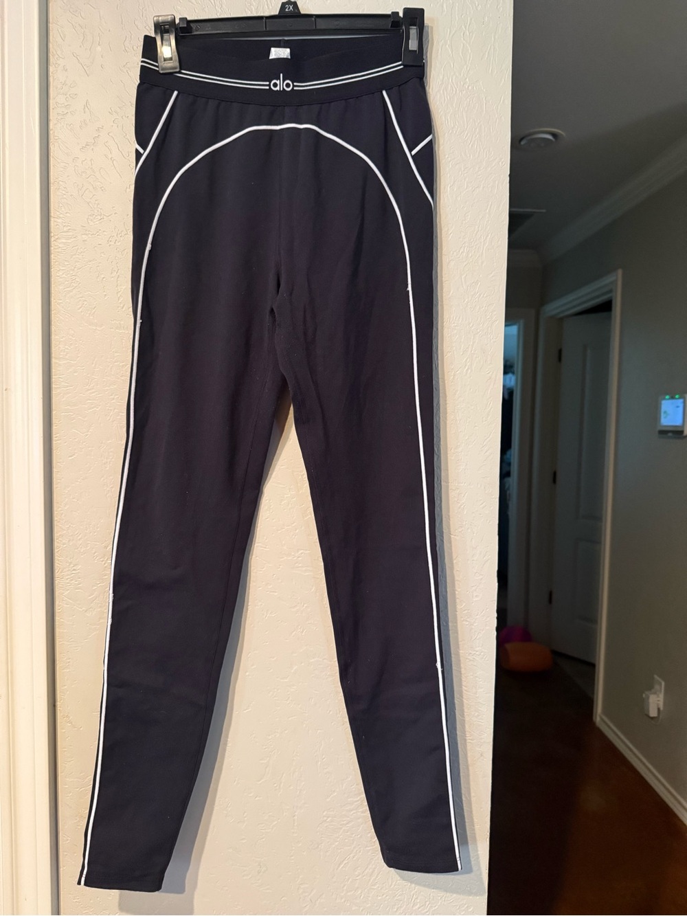 Alo women’s size medium airbrush high waist heart throb legging black - Picture 2 of 4